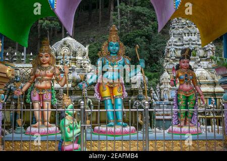 Die Statue des hinduistischen Gottes Rama mit seiner Frau und Hanuman in Sri Lanka. Stockfoto