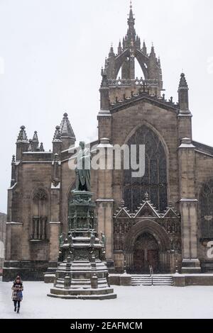 Ein Blick auf die St Giles Cathedral in Edinburgh nach einem starken Schneefall in der schottischen Hauptstadt. Stockfoto