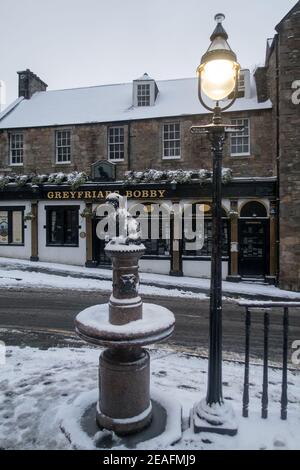 Die Statue von Greyfriars Bobby in Schnee bedeckt Stockfoto