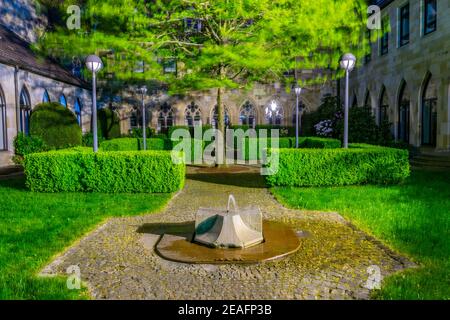 Nachtansicht des Hofes der St. Johannes Kirche in Dortmund, Deutschland Stockfoto