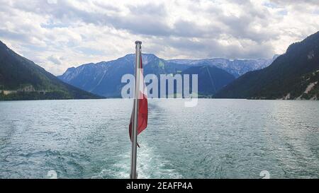 Schöne Sicht auf die Flagge von Österreich auf dem Boot Reiten am Achensee, Österreich Stockfoto