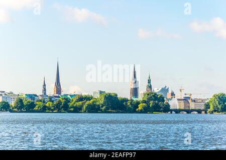 Blick auf die Hamburger Altstadt hinter der außenalster Stockfoto