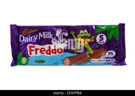 Päckchen Cadbury Dairy Milk Freddo Packung isoliert auf weiß Hintergrund - 5 Stück Stockfoto