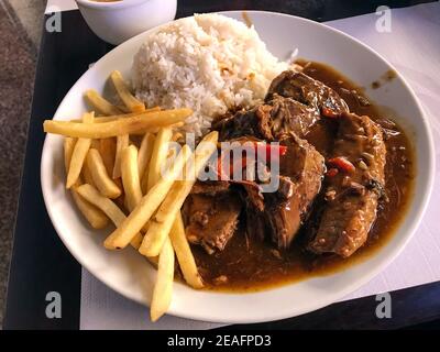 Rinderfilet Mignon mit Holzsoße mit Kartoffelchips und Reis Stockfoto