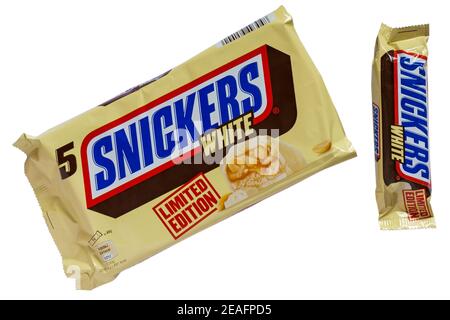 Packung mit 5 Snickers weißen Schokoriegel mit einer entfernt Großbritannien isoliert auf weißem Hintergrund Stockfoto