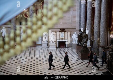 Washington, USA. Februar 2021, 09th. Hausenthebungsmanager, angeführt vom amtierenden Stabsfeldwebel Timothy P. Blodgett und dem stellvertretenden Leiter des Amtsenthebungsleiters Jamie Raskin (D-MD), gehen am Dienstag, den 9. Februar 2021, durch die Statuarhalle im US-Kapitol in Washington, DC, zu den Senatskammern. Heute beginnt der Senat mit Amtsenthebungsverfahren für den ehemaligen Präsidenten Donald Trump, der als einziger zweimal enthoben wurde.(Graeme Sloan/Sipa USA) Quelle: SIPA USA/Alamy Live News Stockfoto