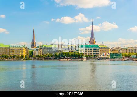 Blick auf die Hamburger Altstadt hinter der binnenalster Stockfoto