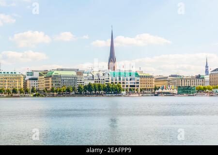 Blick auf die Hamburger Altstadt hinter der binnenalster Stockfoto