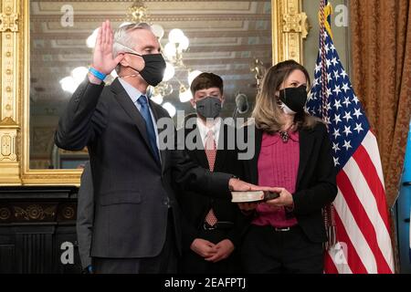 Denis McDonough wird feierlich als Sekretär für Veteranenangelegenheiten vereidigt, während seine Frau Kari McDonough eine bibel hält und die Söhne Edward „Teddy“ McDonough und Liam McDonough (unseen) am 9. Februar 2021 im Weißen Haus in Washington, DC zuschauen. Quelle: Chris Kleponis/Pool via CNP - weltweite Nutzung Stockfoto