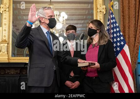 Denis McDonough wird feierlich als Sekretär für Veteranenangelegenheiten vereidigt, während seine Frau Kari McDonough eine bibel hält und die Söhne Edward „Teddy“ McDonough und Liam McDonough (unseen) am 9. Februar 2021 im Weißen Haus in Washington, DC zuschauen. Quelle: Chris Kleponis/Pool via CNP - weltweite Nutzung Stockfoto
