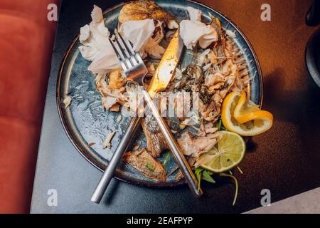 Ein halb gefressen Teller mit Lebensmitteln. Jeder muss essen Stockfoto