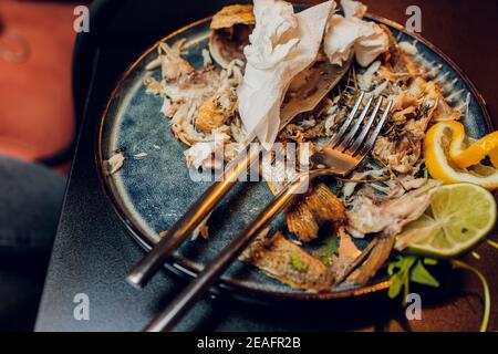 Ein halb gefressen Teller mit Lebensmitteln. Jeder muss essen Stockfoto