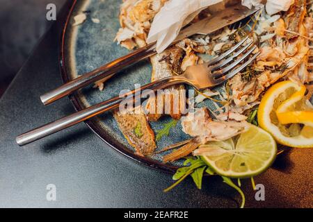 Ein halb gefressen Teller mit Lebensmitteln. Jeder muss essen Stockfoto