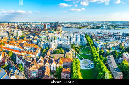 Luftaufnahme der Speicherstadt, des Hafenviertels und der elbphilharmonie in Hamburg. Stockfoto