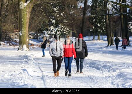 Duelmen, NRW, Deutschland. Februar 2021, 09th. Nach Schneestürmen und unter eisigen Temperaturen in weiten Teilen Deutschlands schlendern Wanderer durch das schöne, sonnige Naturschutzgebiet Duelmen. Kredit: Imageplotter/Alamy Live Nachrichten Stockfoto