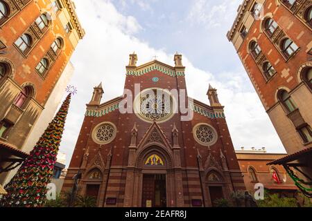 St. Antonius von Padua Kirche und Weihnachtsbaum. Weihnachten in Istanbul. Stockfoto