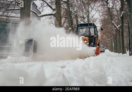 Der Hausangestellte reinigt den Schnee, in Prag, Tschechische Republik, 8. Februar 2021. (CTK Photo/Martin Macak Gregor) Stockfoto