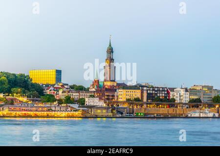 Elbufer in Hamburg mit st. michaelis Kirche, Deutschland. Stockfoto