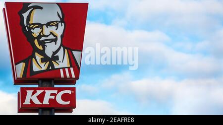 Olomouc, Tschechische Republik - 27th. Januar 2021, KFC Banner oder Logo und Schild oder Schild und Werbung Spalte Hintergrund Stockfoto