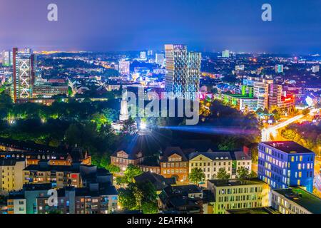 Nachtansicht von Hamburg mit dem bismarck-Denkmal in Deutschland. Stockfoto