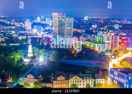 Nachtansicht von Hamburg mit dem bismarck-Denkmal in Deutschland. Stockfoto