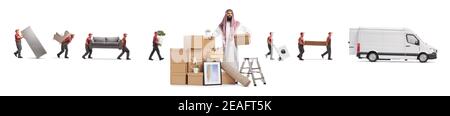 Arabischer Mann in einem Thobe hält einen Karton und Ein Umzugsunternehmen Arbeiter, die Gegenstände in einem Transporter isoliert Auf weißem Hintergrund Stockfoto