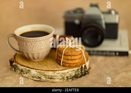 Heißer Kaffee und eine Vintage-Kamera Stockfoto