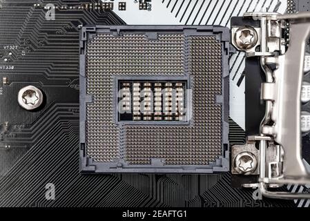 Top-Makroaufnahme eines leeren modernen LGA 1200 Sockels für CPU auf schwarzem Desktop-Motherboard. Stockfoto