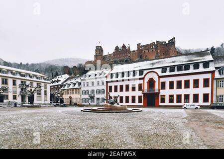 Heidelberg, Deutschland - Februar 2020: Leerer Karlsplatz mit Schnee im Winter im historischen Stadtzentrum von Heidelberg Stockfoto