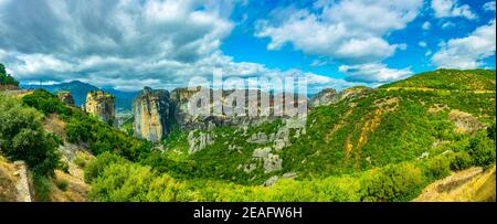 Klöster der heiligen dreifaltigkeit, Varlaam, Roussanou, Saint Nicholas Anapavsa und große Meteor Kloster in Meteora, Griechenland Stockfoto