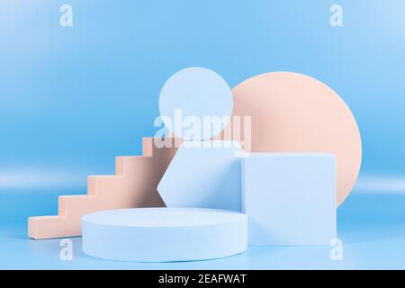 Abstrakte geometrische Pastellfarbe Produktanzeige Podium auf hellblauem Hintergrund. Minimal verschiedene Formen Schaufenster stehen Stockfoto