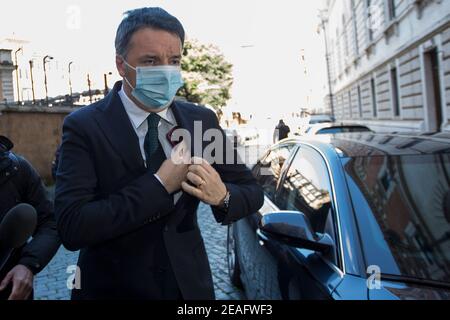 Rom, Italien. Februar 2021, 09th. Der Abgeordnete Matteo Renzi, Vorsitzender der Partei Italia Viva, verlässt das italienische Parlament, nachdem er mit dem designierten italienischen Ministerpräsidenten - und ehemaligen Präsidenten der Europäischen Zentralbank - Mario Draghi zusammentreffen konnte. Heute ist der letzte Tag der Konsultationen von Mario Draghi im Palazzo Montecitorio, an dem er mit Delegationen der italienischen politischen Parteien zusammentreffen wird, um die neue italienische Regierung zu bilden. Kredit: LSF Foto/Alamy Live Nachrichten Stockfoto