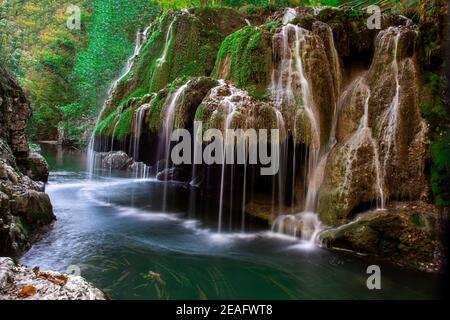 Bigar Wasserfall, Rumänien, von einer unterirdischen Wasserquelle Hexe spektakuläre fällt in den Minis Fluss gebildet Stockfoto