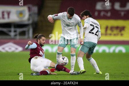 Burnleys Jay Rodriguez (links) kämpft mit AFC Bournemouth's Chris Mepham (Mitte) und Ben Pearson (rechts) beim fünften Lauf des Emirates FA Cup in Turf Moor, Burnley. Bilddatum: Dienstag, 9. Februar 2021. Stockfoto