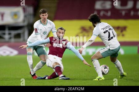 Burnleys Jay Rodriguez (links) kämpft mit AFC Bournemouth's Chris Mepham (Mitte) und Ben Pearson (rechts) beim fünften Lauf des Emirates FA Cup in Turf Moor, Burnley. Bilddatum: Dienstag, 9. Februar 2021. Stockfoto