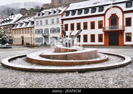 Heidelberg, Deutschland - Februar 2020: Brunnen "Sebastian Münster Brunnen" am Karlsplatz Stockfoto