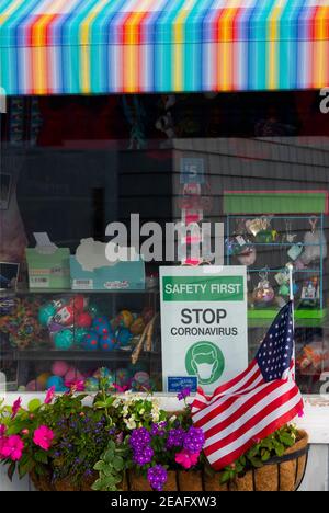 Sicherheit erste Maske Zeichen im Schaufenster Maine Stockfoto