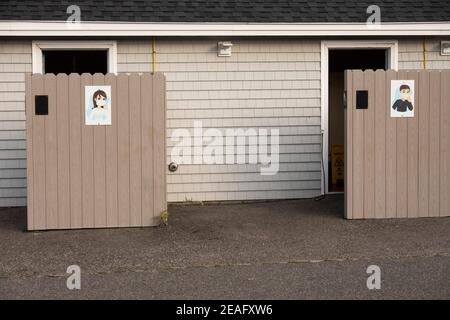 Tragen Sie Ihre Maske Erinnerungsschilder, bevor Sie ins Badezimmer gehen In Ogunquit Maine Stockfoto