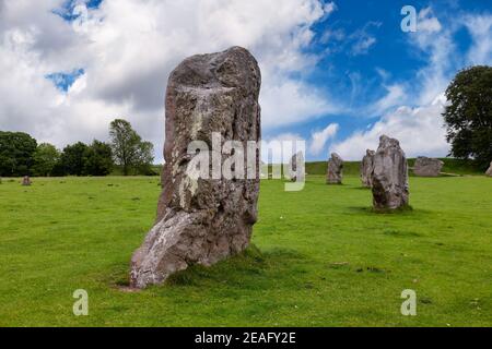 Standing Stones in Avebury, Wiltshire, Südwestengland, Großbritannien, einer der bekanntesten prähistorischen Stätten in Großbritannien Stockfoto