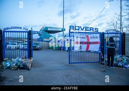 Bristol, Großbritannien. Februar 2021, 09th. Am 2/9/2021 sind Blumen nach Kev Bennett vor den Toren des Bristol Rovers Memorial Stadions in Bristol, Großbritannien, gegangen. (Foto: Gareth Dalley/News Images/Sipa USA) Quelle: SIPA USA/Alamy Live News Stockfoto