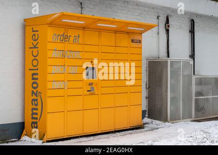 Amazon locker Sammelstelle in Southend on Sea, Essex, UK, mit Schnee von Storm Darcy Stockfoto