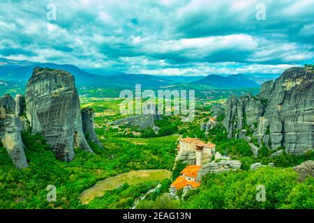 Klöster von Roussanou und St. Nicholas Anapavsa in Meteora, Griechenland Stockfoto
