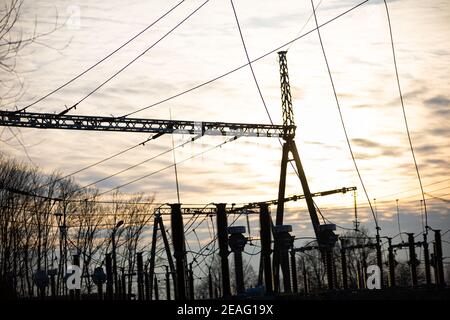 Moderne und industrielle Hochspannungsrelais-Station mit hängenden Blitzschutzsystemen. Satz von Transformatoren und elektrischen Anschlüssen auf der Hochspannungs- und Mittelspannungsseite. Stockfoto