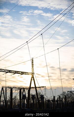 Moderne und industrielle Hochspannungsrelais-Station mit hängenden Blitzschutzsystemen. Satz von Transformatoren und elektrischen Anschlüssen auf der Hochspannungs- und Mittelspannungsseite. Stockfoto