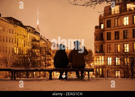 Berlin, Deutschland. 09th. Februar 2021. Zwei Leute sprechen am Wasserturm. Quelle: Annette Riedl/dpa/Alamy Live News Stockfoto