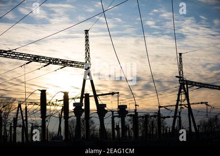 Moderne und industrielle Hochspannungsrelais-Station mit hängenden Blitzschutzsystemen. Satz von Transformatoren und elektrischen Anschlüssen auf der Hochspannungs- und Mittelspannungsseite. Stockfoto