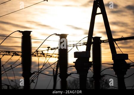 Moderne und industrielle Hochspannungsrelais-Station mit hängenden Blitzschutzsystemen. Satz von Transformatoren und elektrischen Anschlüssen auf der Hochspannungs- und Mittelspannungsseite. Stockfoto