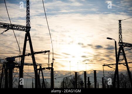 Moderne und industrielle Hochspannungsrelais-Station mit hängenden Blitzschutzsystemen. Satz von Transformatoren und elektrischen Anschlüssen auf der Hochspannungs- und Mittelspannungsseite. Stockfoto