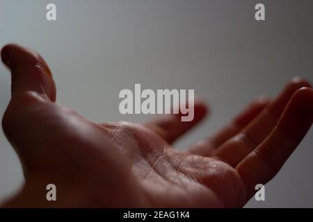 Nahaufnahme einer greifenden Hand über ein weißes Licht Hintergrund Stockfoto