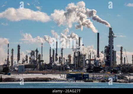 Sarnia, Ontario, Kanada - die Ölraffinerie von Suncor Energy am St. Clair River. Stockfoto